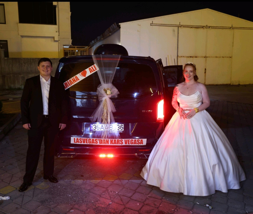 Las Vegaslı Ariana Kars’a gelin geldi: Gelin arabasındaki yazı dikkat çekti - Fotoğraf: 7