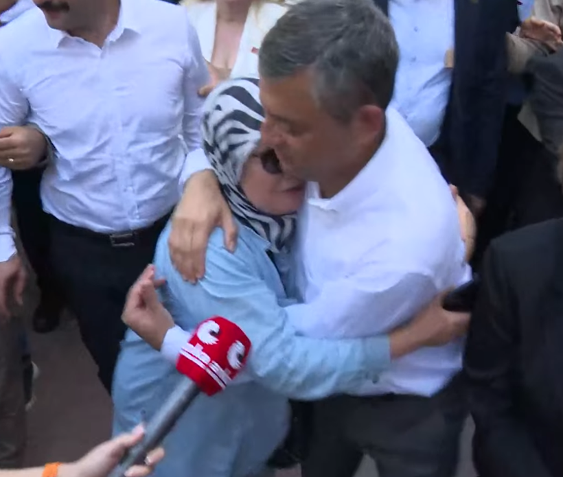 Özel'den tarihi Eskişehir yürüyüşü! Bir yanda gözyaşı diğer yanda 