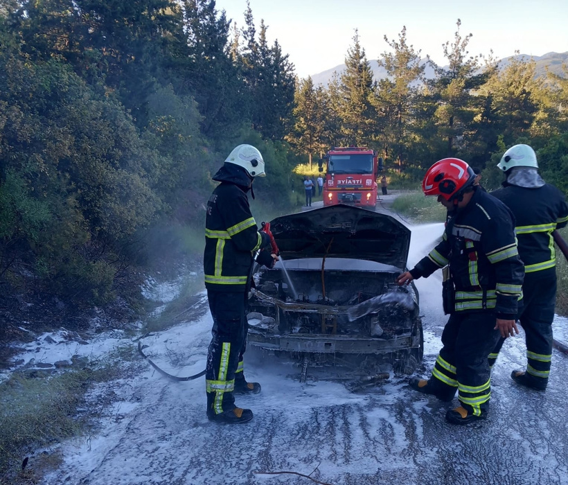 Yayla yolunda alev alan otomobil küle döndü - Resim : 3