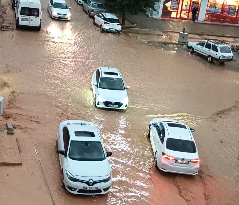 Sağanak bir anda bastırdı: Araçlar suya gömüldü cadde çöktü yollar kapandı - Resim : 1