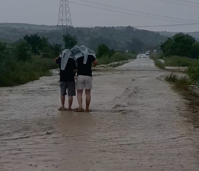 Bayram havası kısa sürdü: Peş peşe uyarıların ardından cadde ve sokaklar göle döndü - Resim : 3