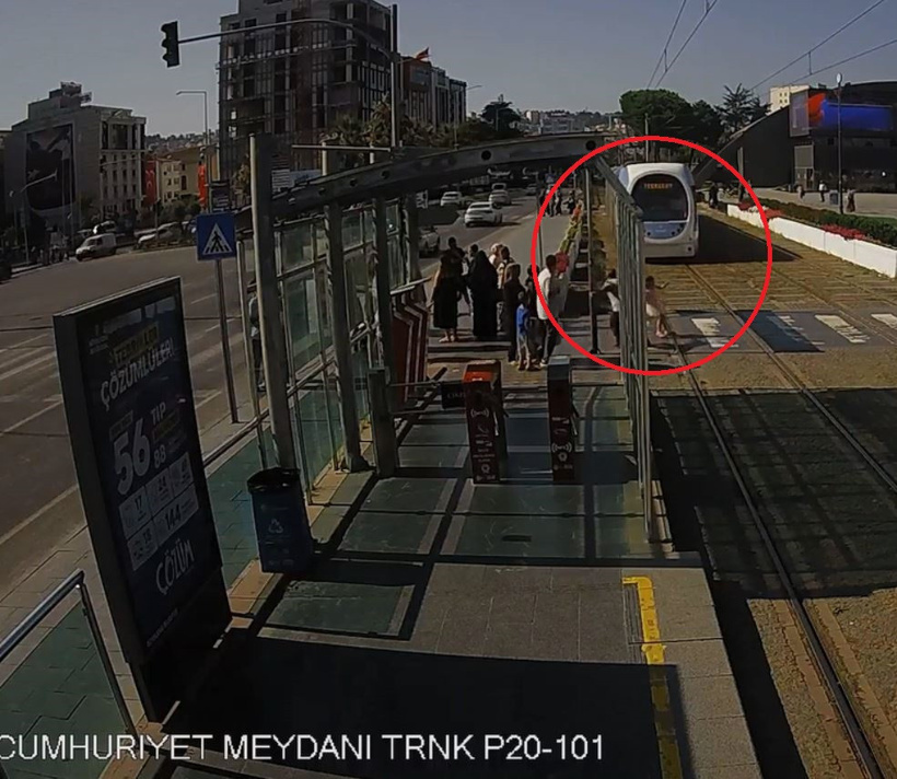 Raylara atlayan çocuğu tek hamlesiyle ölümden kurtardı: O anlar kamerada - Resim : 1