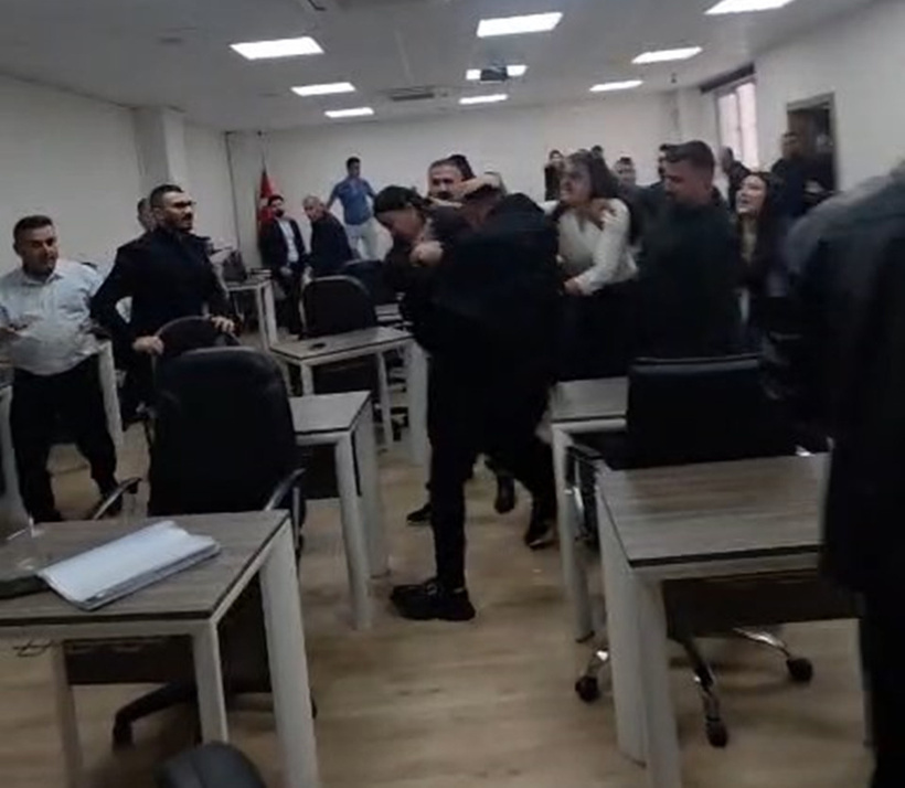 Belediye meclisi boks ringine döndü: Yumruklar havada uçuştu - Resim : 3
