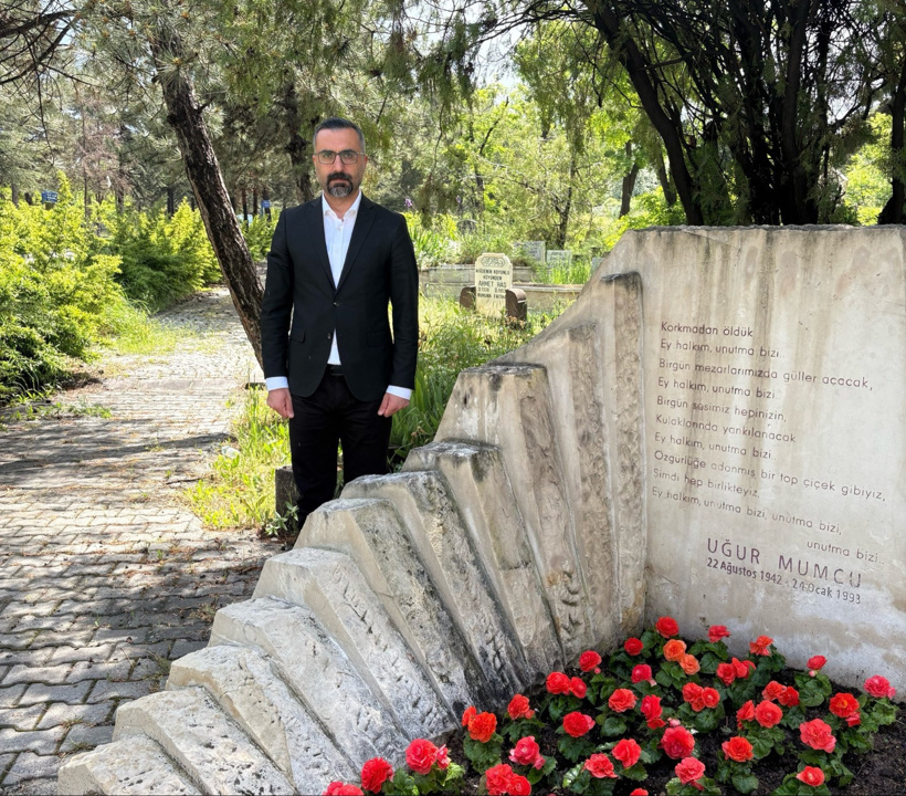 90 gün sonra tahliye olan Alican Uludağ, Uğur Mumcu'nun mezarından seslendi - Resim : 1