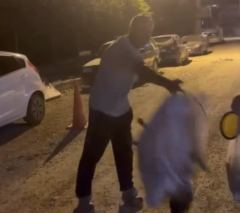Çuvala konulan köpeği sokaktan geçen kadın kurtardı - Resim : 1