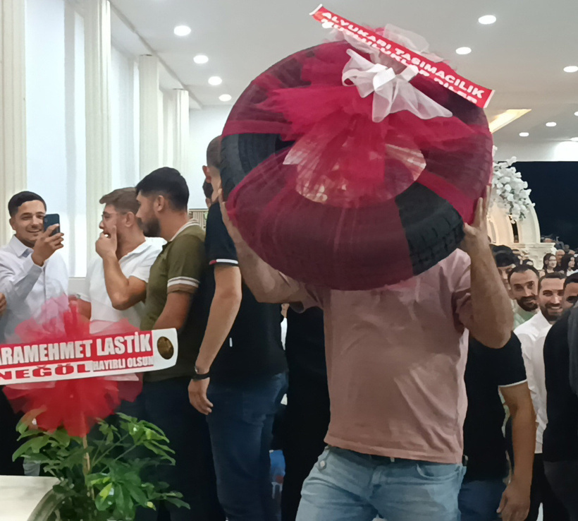 Düğünde “yok artık” dedirten takı! Damat görünce şaştı kaldı - Resim : 1