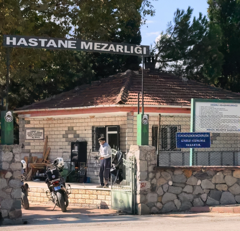Mezarlıkta çıkan kavgada kan döküldü: Husumetlisini baltayla yaraladı - Resim : 1