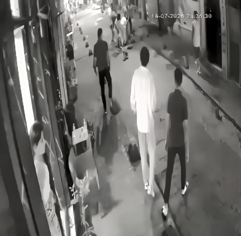 Beyoğlu'ndaki "Pitbull'unu tut" kavgasının görüntüleri ortaya çıktı! Birden fırlayıp zavallı köpeğe saldırdı - Resim : 4