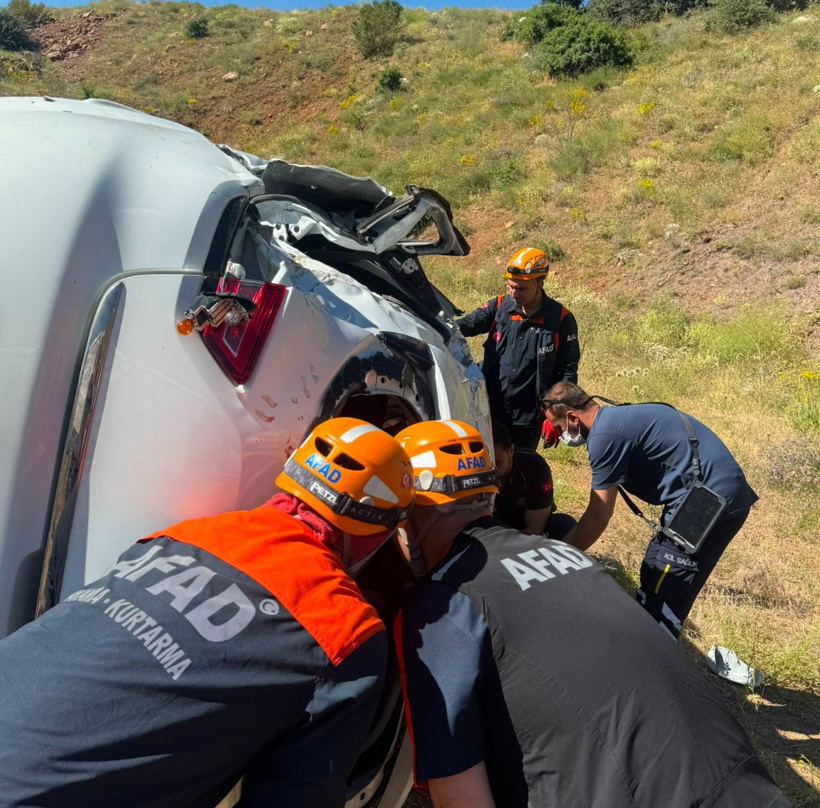 Sivas'ta aile yolculuğu kanlı bitti: Şarampole devrilen otomobilde 1 ölü, 3 yaralı - Resim : 1