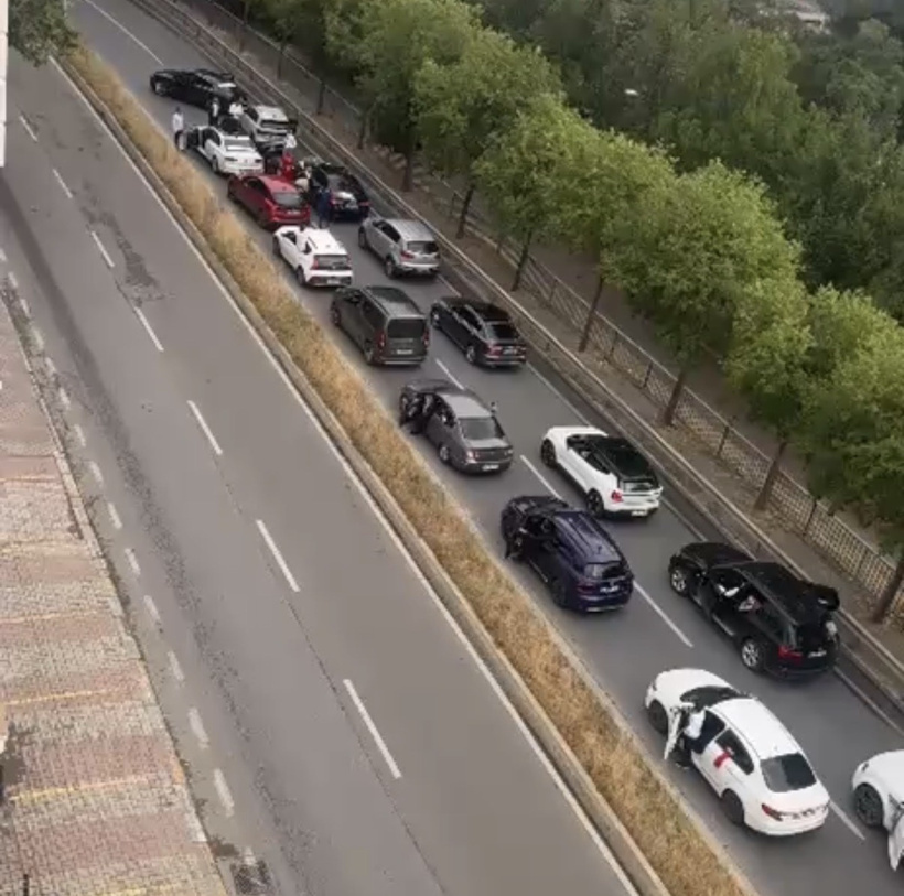 Yolu kapattılar trafikte terör estirdiler! Görüntüler sosyal medyada yayılınca cezadan kaçamadılar - Resim : 2