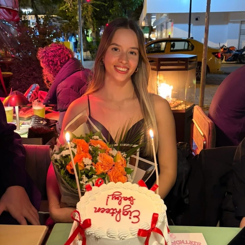Daha 18'indeki İzmirli Eda Capri'den atladı Napoli'den çıktı: İtalya'yı salladı - Fotoğraf: 5