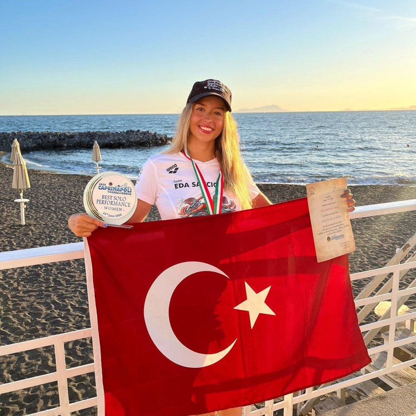 Daha 18'indeki İzmirli Eda Capri'den atladı Napoli'den çıktı: İtalya'yı salladı - Fotoğraf: 1