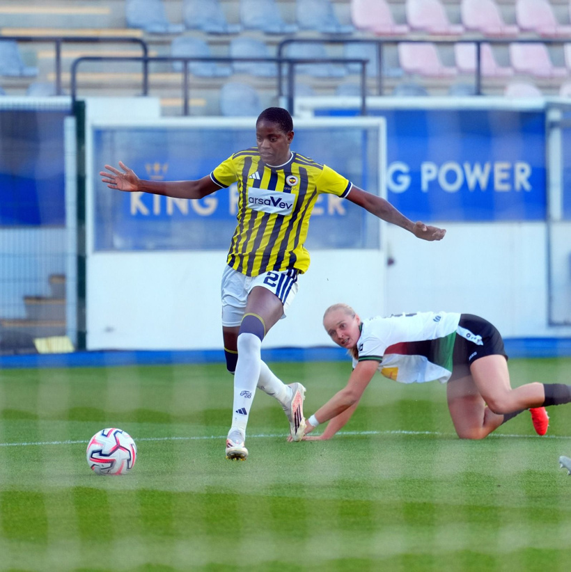 Fenerbahçe'nin Şampiyonlar Ligi'nden elendiği maçta skandal: Hakemin etrafı sarıldı - Fotoğraf: 4