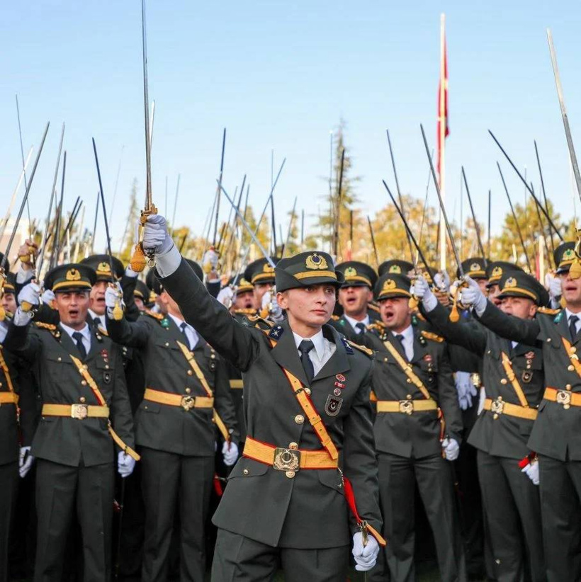 Teğmenlere sallayan Cem Küçük'ün FETÖ ziyareti fotoğrafı gündeme geldi - Fotoğraf: 12