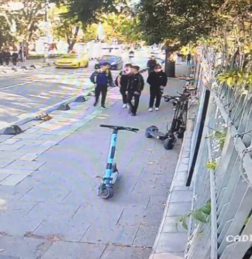 Üsküdar'da araç okul önündeki liselileri ezdi: Öğrenciler hastaneye kaldırıldı - Resim : 1
