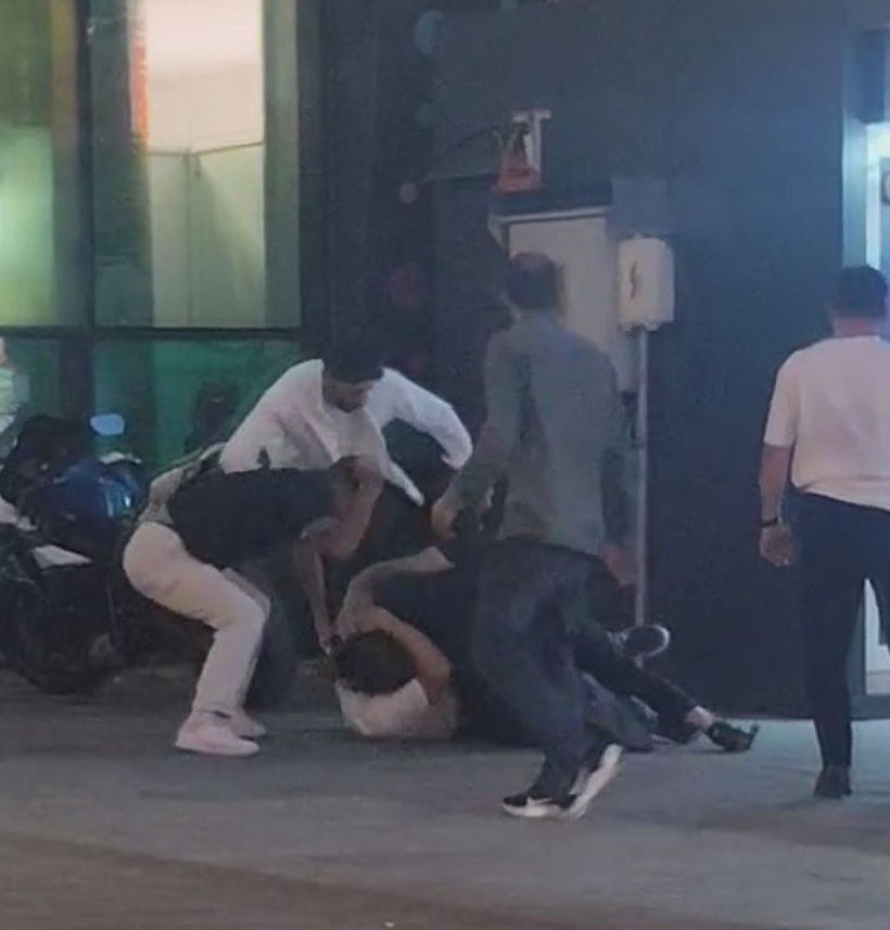İstanbul'da meydan savaşı! Yere düşürdükleri gence demirle vurup tekme tokat dövdüler - Resim : 1