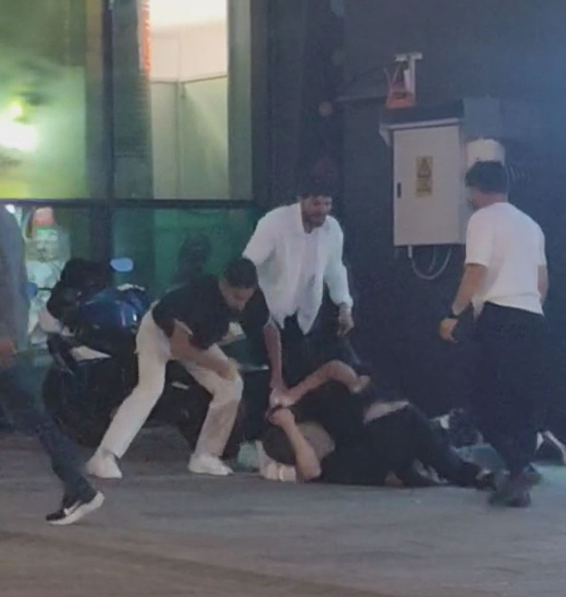 İstanbul'da meydan savaşı! Yere düşürdükleri gence demirle vurup tekme tokat dövdüler - Resim : 3