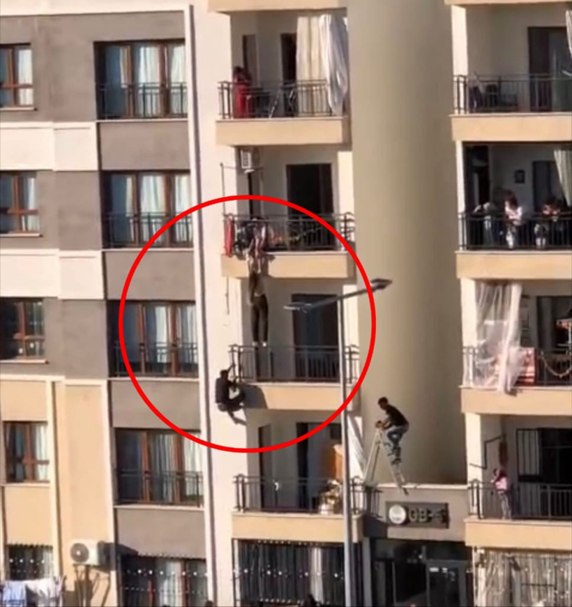 Küçük kız balkondan düşmek üzereydi! Çocuğu kurtarmak için korkuluklara tutunarak tırmandı - Resim : 1