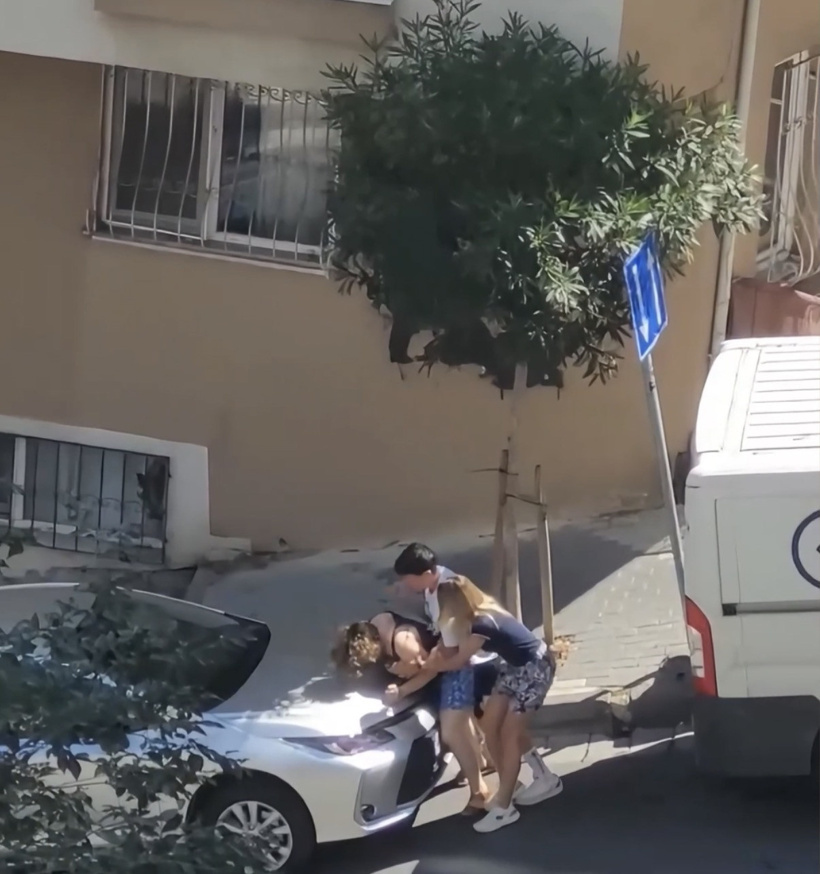 Gülbahar'ı karıştıran aile kavgası! Anne biri üvey biri öz evladıyla tekme tokat kavga etti - Resim : 1