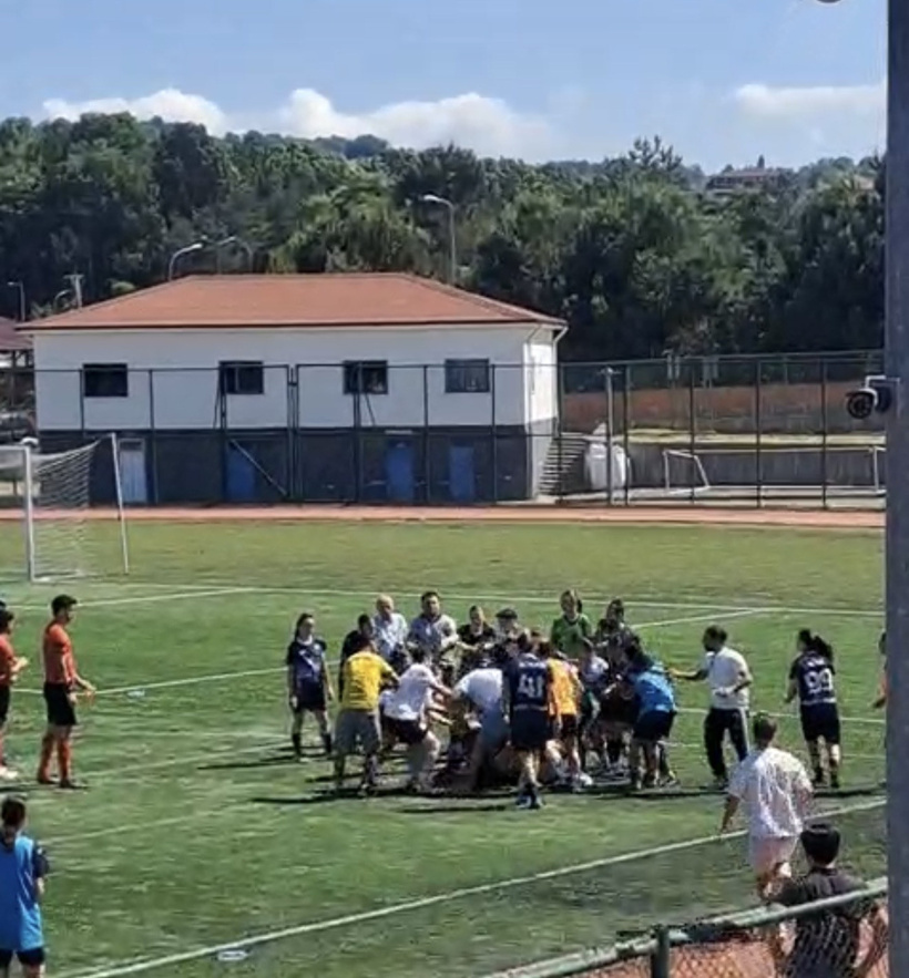 Kadın futbolcular birbirine girdi: Saç saça baş başa kavga - Resim : 2