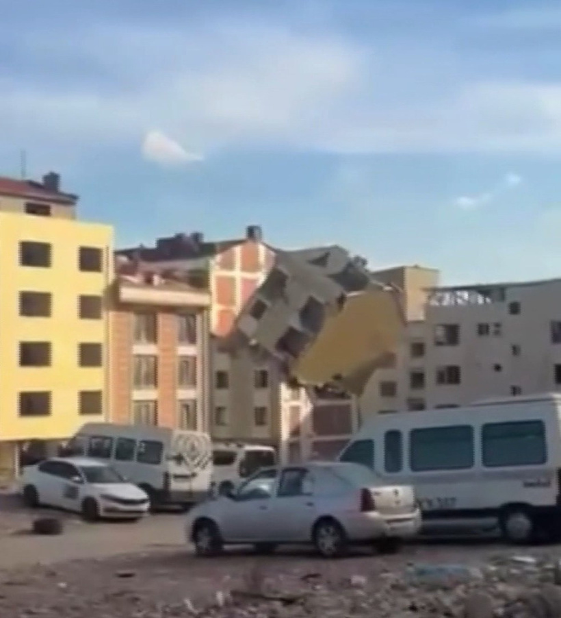 Yıkım sırasında korku dolu anlar: Bina askıda kaldı - Resim : 1