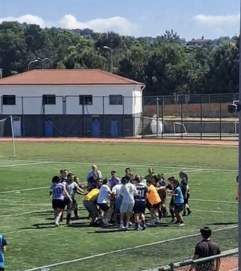 Kadın futbolcular birbirine girdi: Saç saça baş başa kavga - Resim : 4