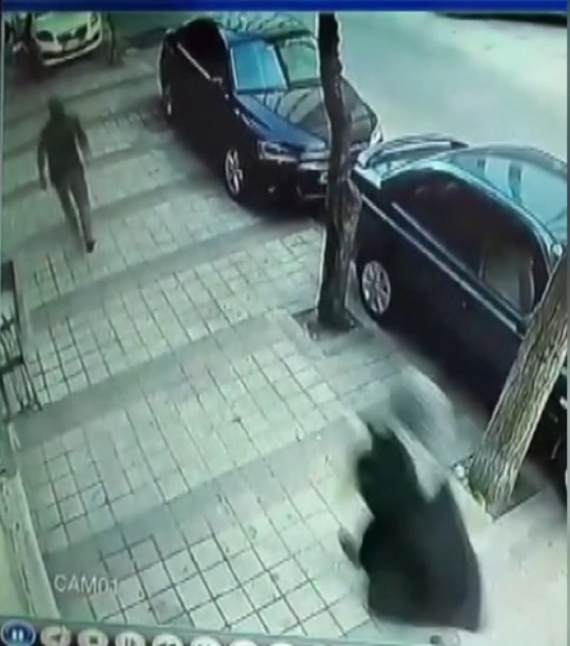 Kadın olarak girdiği apartmandan erkek olarak çıktı! Tüm mahalle peşine düştü - Resim : 3