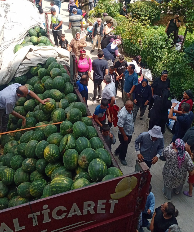 "Olan var olmayan var" dedi: 27 ton karpuzu bedava dağıttı - Resim : 1